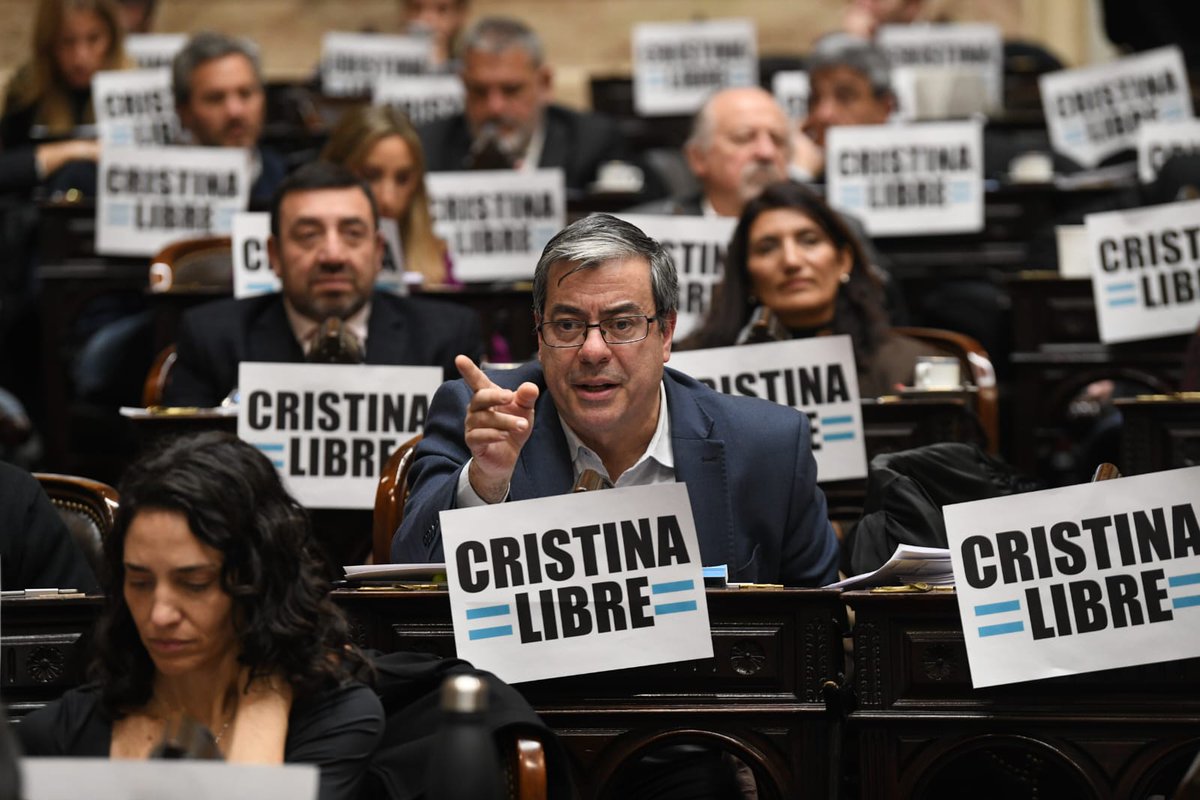 Hoy aprobamos los emplazamientos para que la semana que viene tengamos dictámenes de Universidades y Garrahan. Buena noticia.

Pero cada vez que intentamos tratar la estafa $Libra el oficialismo rompe todo y hace cualquier cosa para impedir su tratamiento.

Impidieron tratar