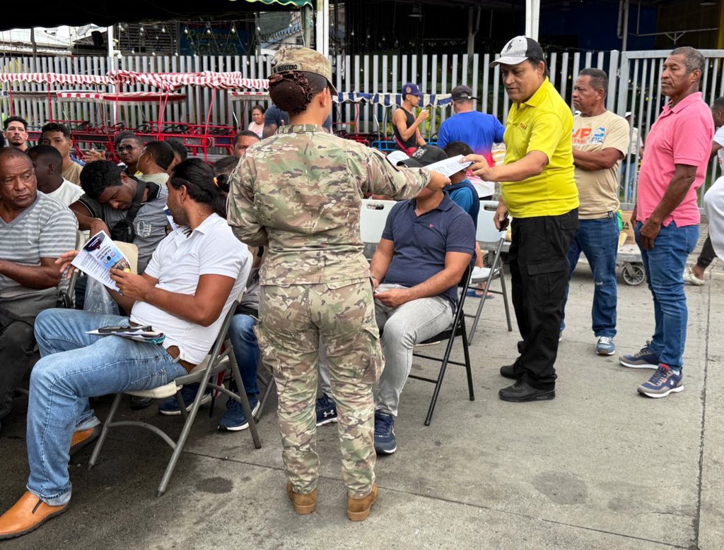 aeronavalpanama's tweet photo. Unidades de la 2da. Región/4ta. Zona, sección de #PescadoresVigilantes y #DINAI, en conjunto con @AMP_Panama, @ARAP_Panama, @IMA_Pma y @MINSAPma , realizaron charlas sobre #SeguridadMarítima y #PescaIlegal, como parte de la Feria Institucional al Pescador. https://t.co/KGkmlS1W1v
