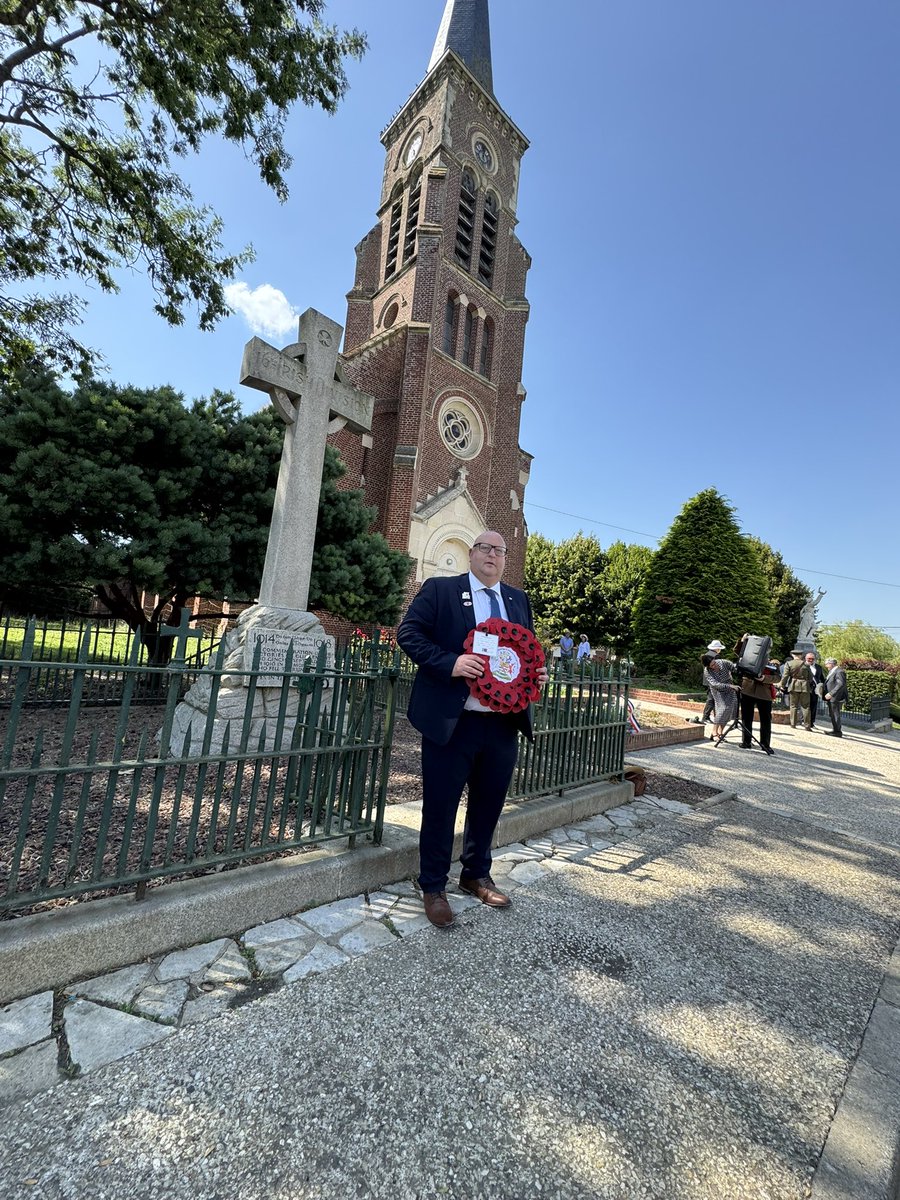 Peterhaire's tweet photo. Honoured to lay a wreath at Ginchy Cross, Guillemont in memory of the 16th (Irish) Division, who suffered 4,300+ casualties in Sept 1916.
Proud to represent Lurgan &amp; ABC Borough.
☘️ “To the Glory of God and Honour of Ireland”
🙏 Lest we forget.
#Somme #IrishDivision #LestWeForget https://t.co/GE23gVUyuR