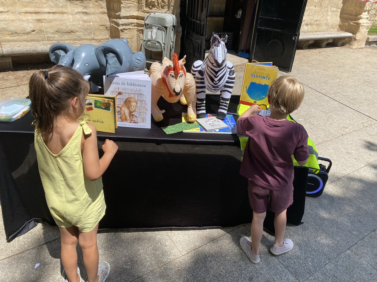 unpuntocurioso (@unpuntocurioso) on Twitter photo Primeros días al AIRE LIBRO en #Salamanca gracias al <a href="/aytoSalamanca/">Ayuntamiento Salamanca</a> y <a href="/ciudadsaberes/">Ciudad de Saberes</a>
Cuentos en los parques de la ciudad para contar, crear y compartir historias en un verano que se disfruta en familia
Cada día ¡una sesión diferente!
#culturalectora
#lecturademoda Primeros días al AIRE LIBRO en #Salamanca gracias al <a href="/aytoSalamanca/">Ayuntamiento Salamanca</a> y <a href="/ciudadsaberes/">Ciudad de Saberes</a>
Cuentos en los parques de la ciudad para contar, crear y compartir historias en un verano que se disfruta en familia
Cada día ¡una sesión diferente!
#culturalectora
#lecturademoda