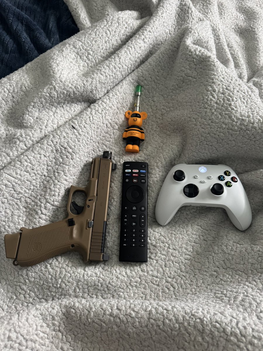 mfpapiichulo's tweet image. What i keep on my bed 😮‍💨