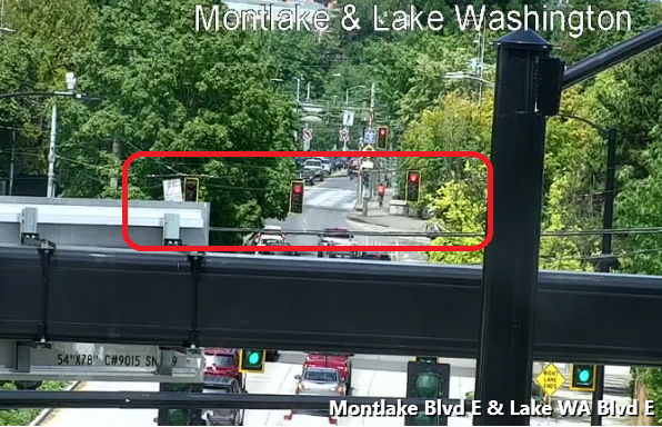 E Hamlin St의 Montlake Blvd E에서 모든 방향으로 깜박이는 신호.