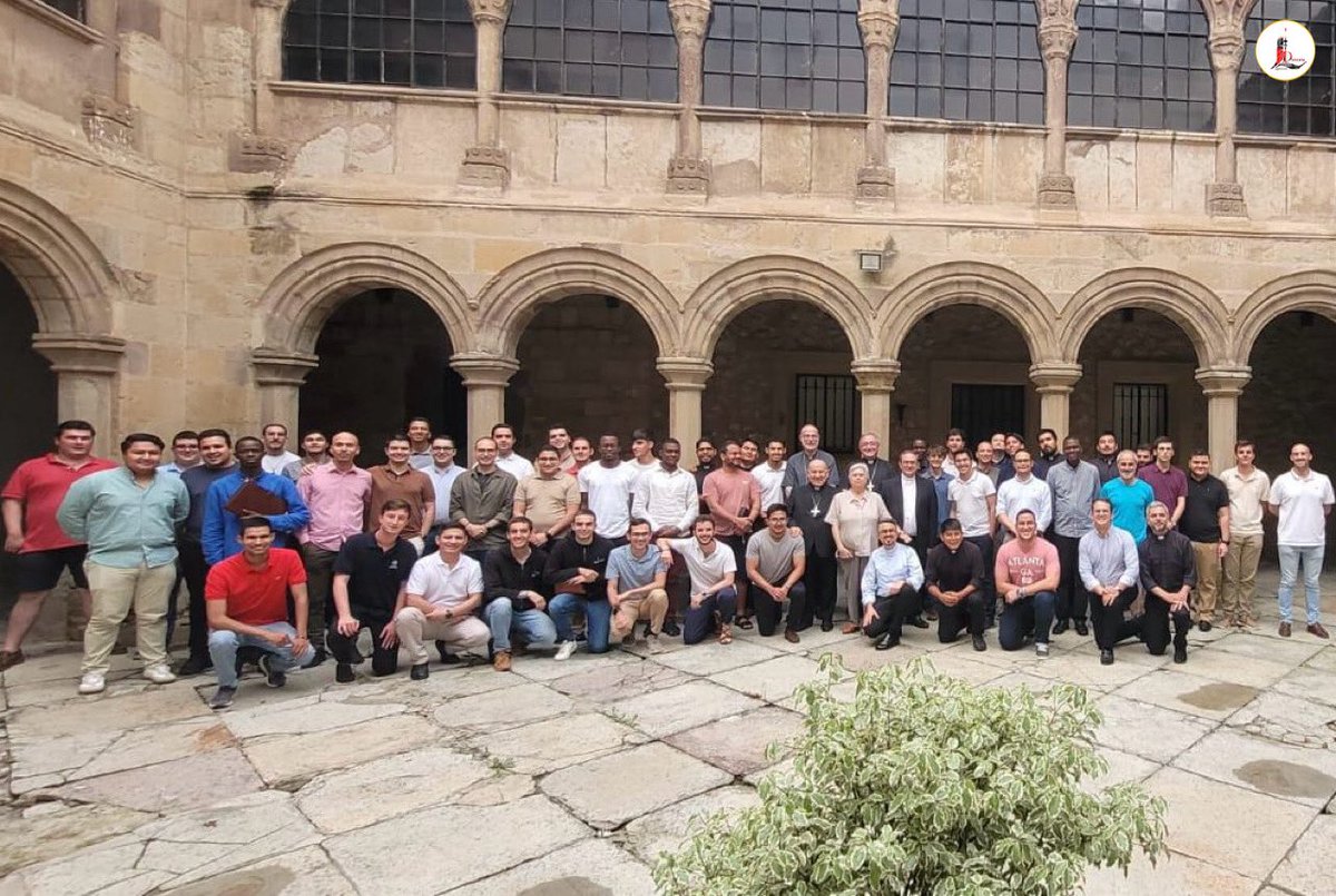 IglesiaEnLeon's tweet photo. 👉🏼 Continúan en el #SeminarioMonteCorbán, de Santander, las 🗣️✝️ #JornadasFormativas para #seminaristas en las que participa nuestro Obispo el P. @cmfluisangel y nuestros 🛐 #SeminariosDiocesanos. https://t.co/Jo5o6ZBY42