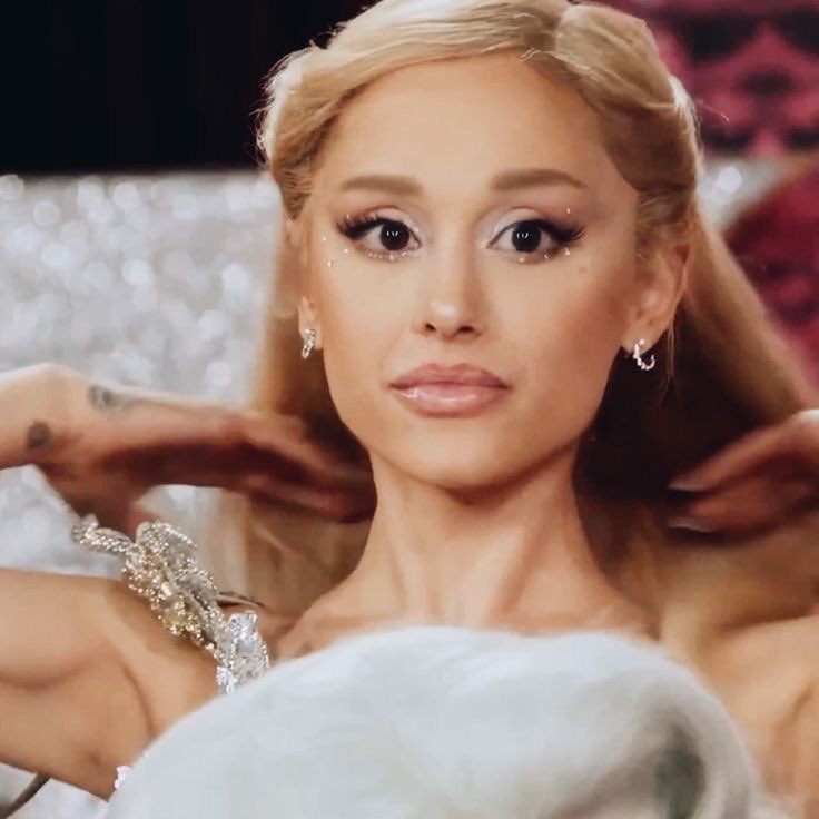 angelLacybaby's tweet photo. What’s THE Ariana Grande picture? https://t.co/0bNP4X4lDD