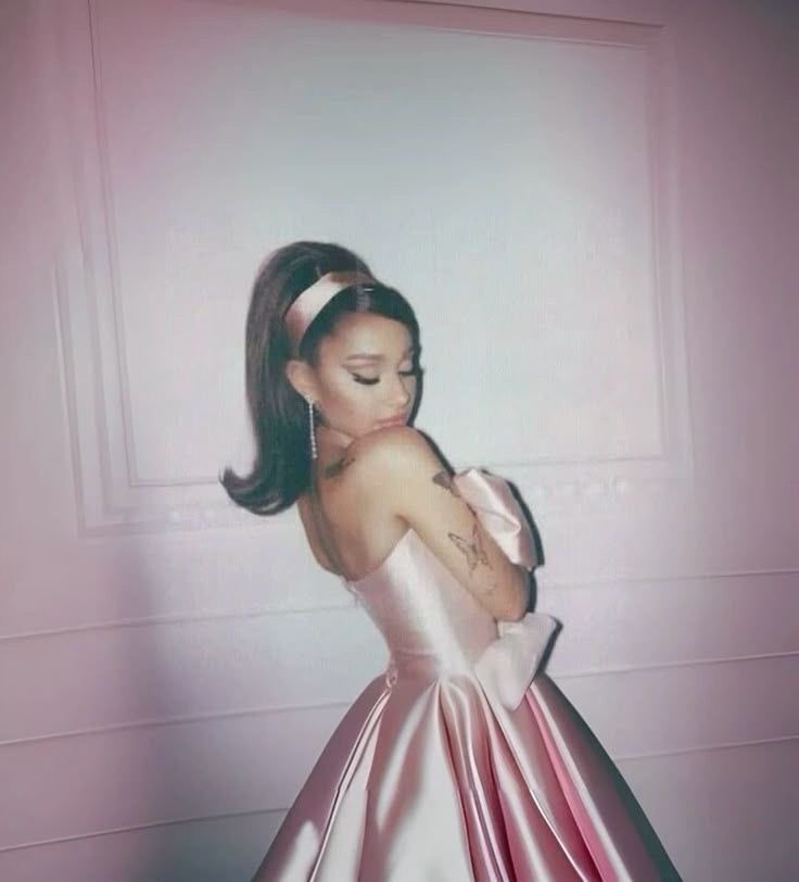 angelLacybaby's tweet photo. What’s THE Ariana Grande picture? https://t.co/0bNP4X4lDD