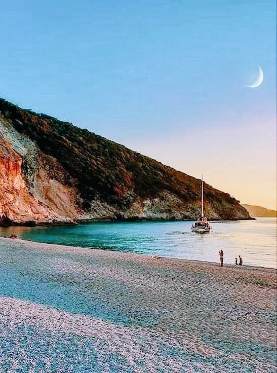 Σήμερα λέω ν'αφήσουμε 
τα όνειρά μας να ταξιδέψουν όπου θέλουν .. και όσο θέλουν ..,,, αυτά ξέρουν ..
Καληνύχτα αγαπημένοι μου!