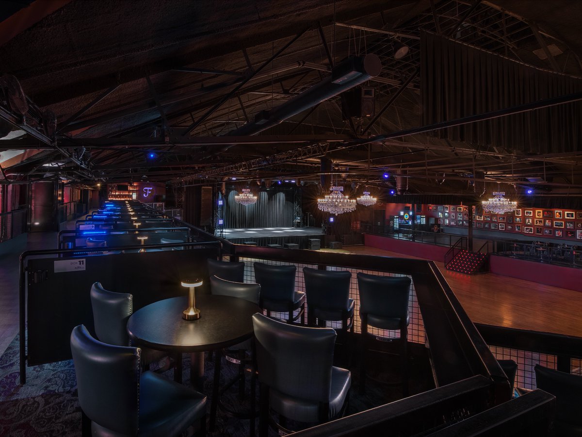 FillmoreDEN's tweet image. Elevate your concert experience all year long with the best seats (and only 😉 ) seats in the house, private bar, exclusive venue entrance and more! Choose your shows, and get the full VIP treatment every time you come to the Fillmore. Want more info? 👉 bit.ly/4nAtd3G