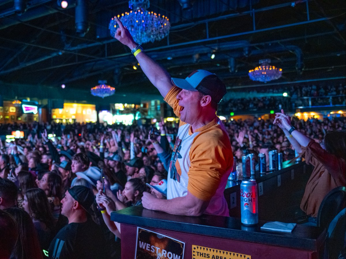 FillmoreDEN's tweet image. Elevate your concert experience all year long with the best seats (and only 😉 ) seats in the house, private bar, exclusive venue entrance and more! Choose your shows, and get the full VIP treatment every time you come to the Fillmore. Want more info? 👉 bit.ly/4nAtd3G
