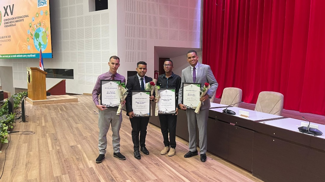 UcimeGuantanamo's tweet photo. Miguel Velázquez, alumno de 6to año Medicina en  Universidad de Ciencias Médicas de #Guantanamo, recibió en el habanero Palacio de Convenciones el Premio Nacional al Estudiante Investigador, otorgado por el Ministerio de Ciencia, Tecnología y Medio Ambiente (CITMA) #Ucmedgtmo https://t.co/Fwwekxkxn7