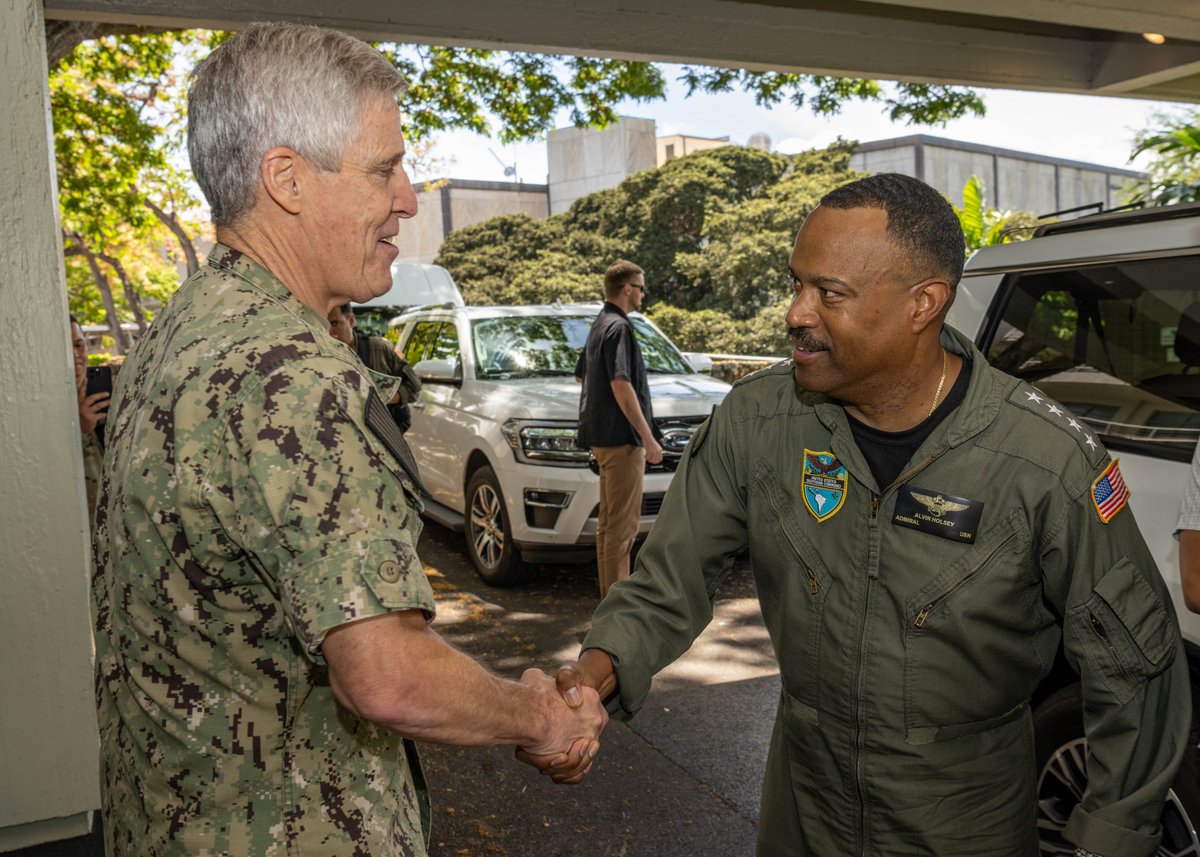 USPacificFleet's tweet image. Adm. Steve Koehler, commander, U.S. Pacific Fleet, left, meets with Adm. Alvin Holsey, commander, U.S. Southern Command (#SOUTHCOM), at the #USPacificFleet HQ on Joint Base Pearl Harbor-Hickam in Honolulu, July 1. 

📸: MC2 Jeremy R. Boan