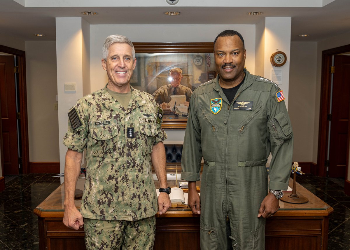 USPacificFleet's tweet image. Adm. Steve Koehler, commander, U.S. Pacific Fleet, left, meets with Adm. Alvin Holsey, commander, U.S. Southern Command (#SOUTHCOM), at the #USPacificFleet HQ on Joint Base Pearl Harbor-Hickam in Honolulu, July 1. 

📸: MC2 Jeremy R. Boan