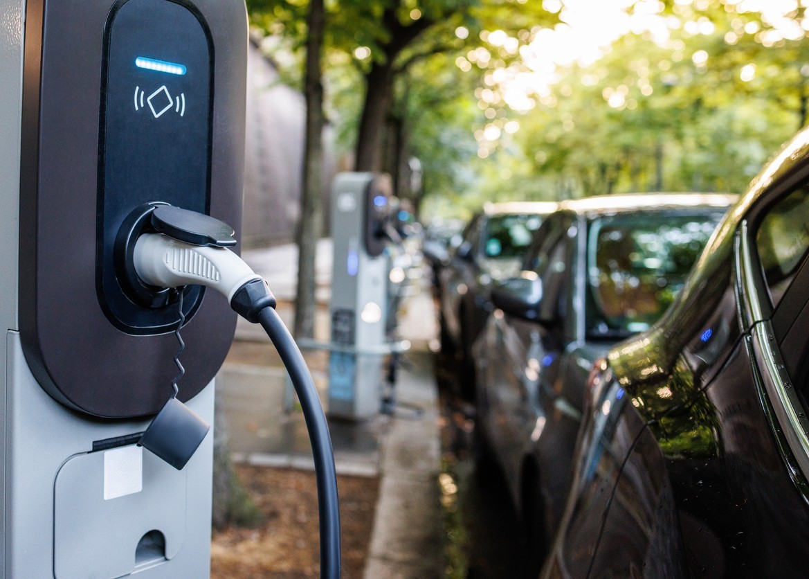MassCEC's tweet image. NEWS: We’re helping 36 MA communities &amp;amp; two commercial fleets explore innovative charging solutions to boost EV adoption &amp;amp; ensure everyone can benefit from clean transportation.

Learn more: ow.ly/ZEzC50WjYWF