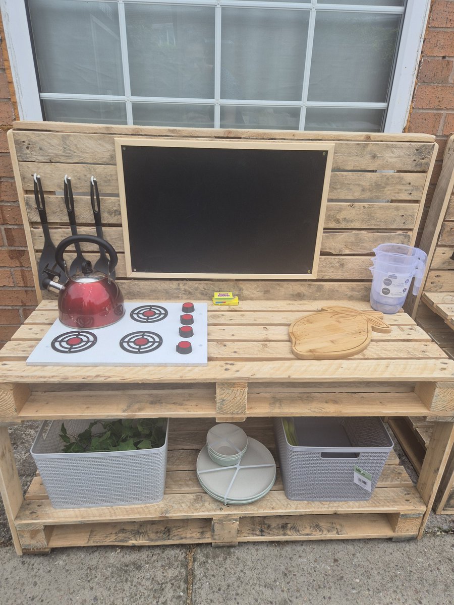 MissAppoYewTree's tweet image. When I asked my partner to make me a mud kitchen for the KS1 playground, I didn&apos;t expect it to be THIS amazing! Can&apos;t wait for the children to make it all messy 
🌿🍽🥧 #eyfs #ks1 #mudkitchen