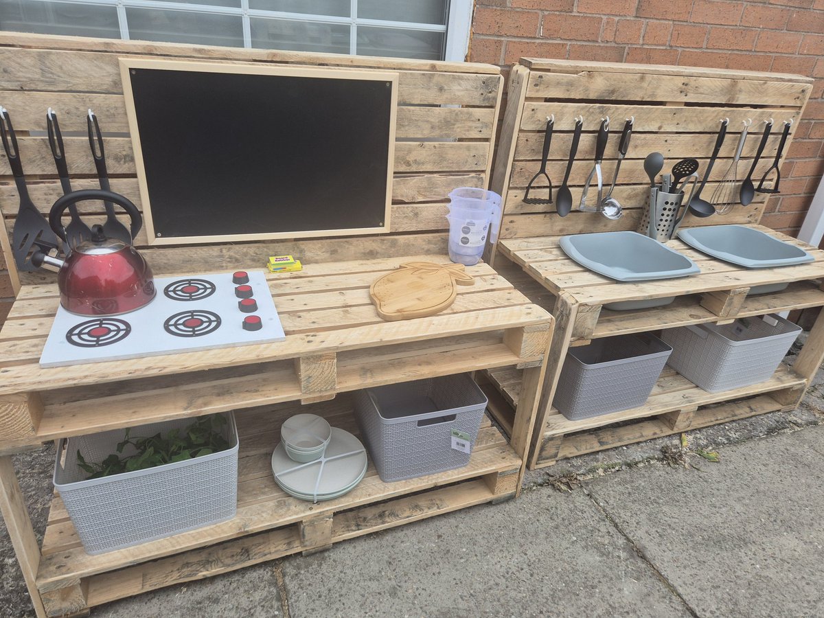 MissAppoYewTree's tweet image. When I asked my partner to make me a mud kitchen for the KS1 playground, I didn&apos;t expect it to be THIS amazing! Can&apos;t wait for the children to make it all messy 
🌿🍽🥧 #eyfs #ks1 #mudkitchen