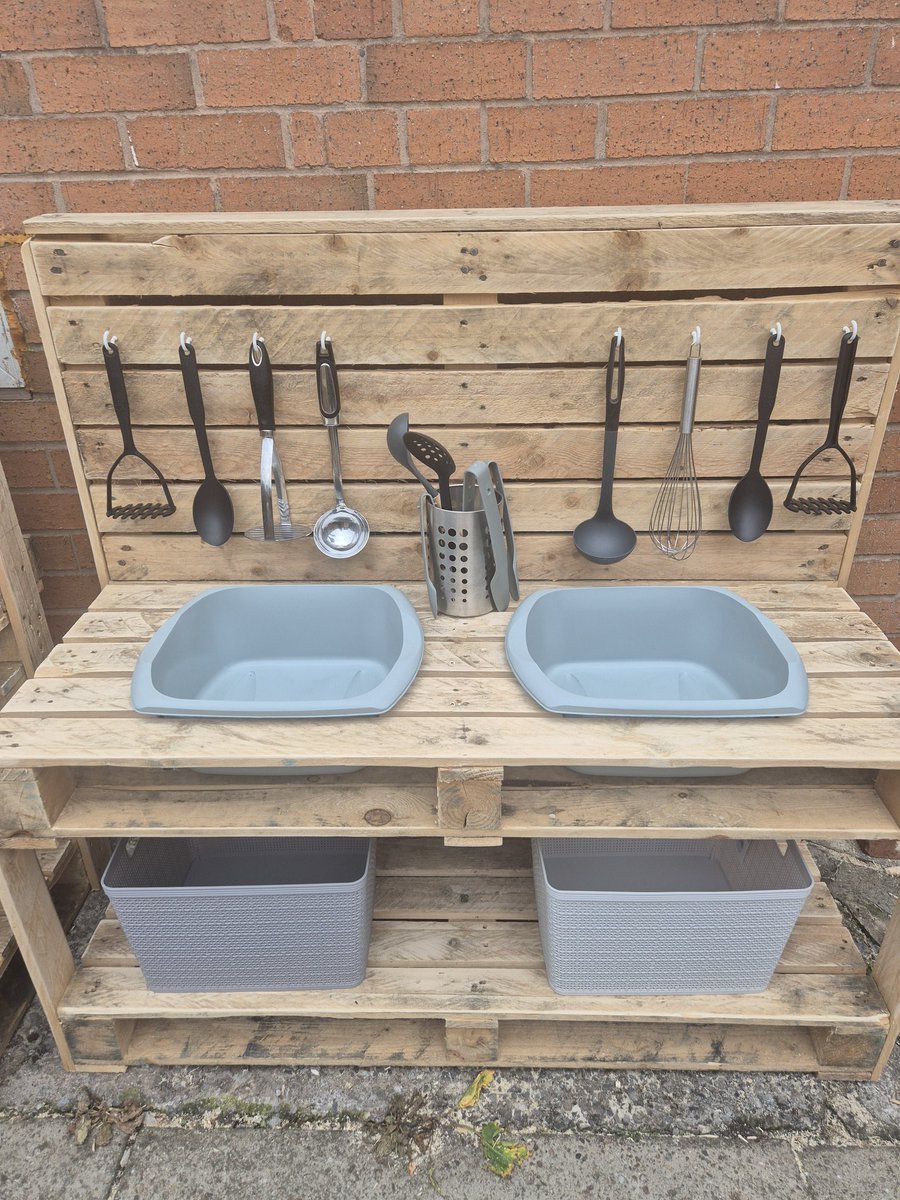 MissAppoYewTree's tweet image. When I asked my partner to make me a mud kitchen for the KS1 playground, I didn&apos;t expect it to be THIS amazing! Can&apos;t wait for the children to make it all messy 
🌿🍽🥧 #eyfs #ks1 #mudkitchen