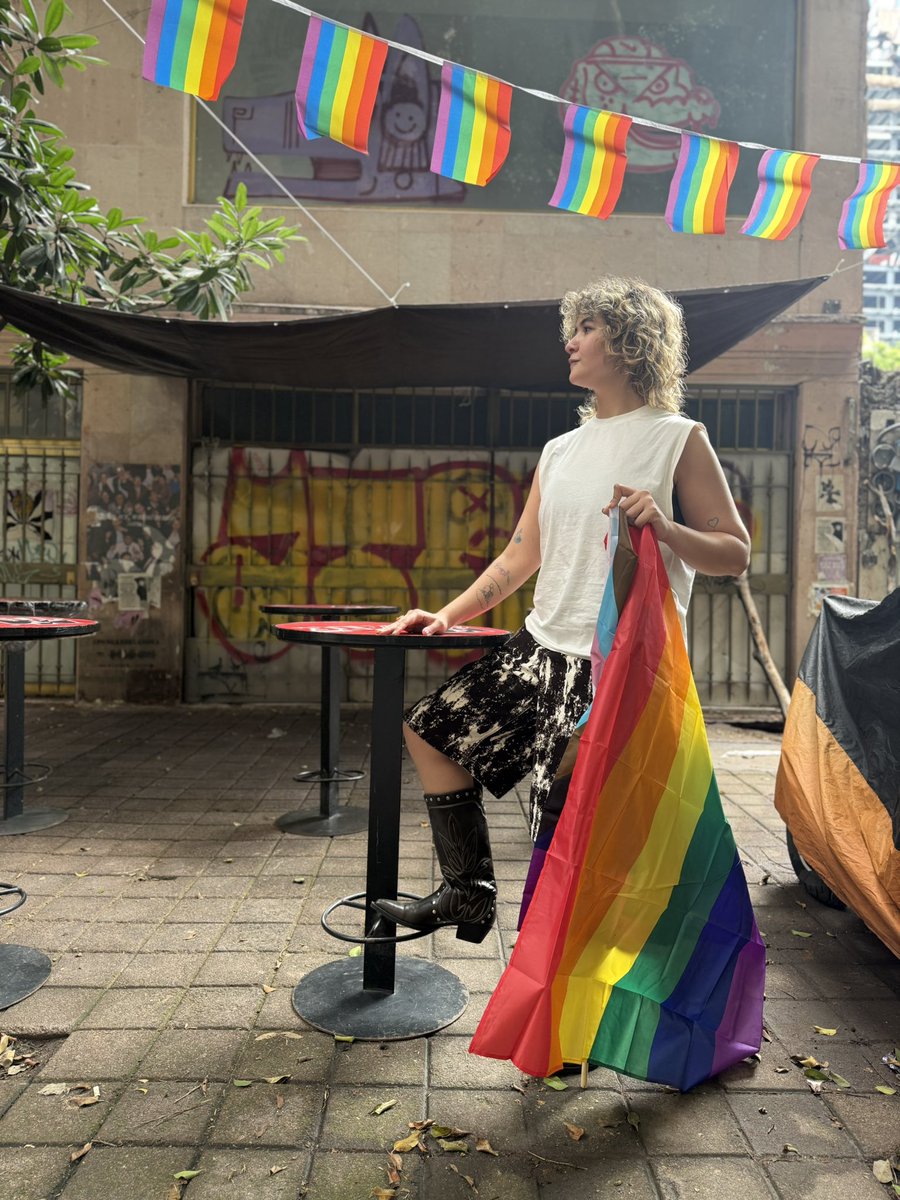 esneisser's tweet image. me veo como simón bolívar pero lesbiana