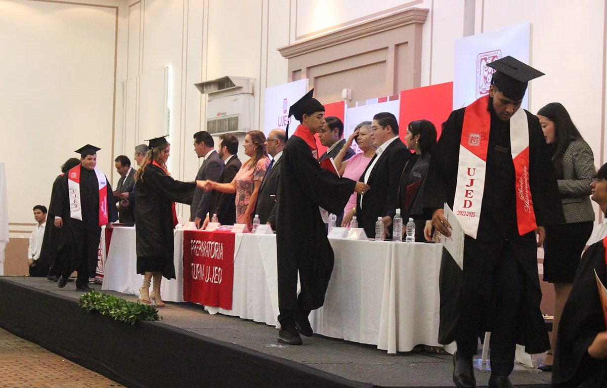 #UJEDInforma Gerardo Antonio Gallegos Isais, abogado general #UJED, en representación del rector M. S. P. Ramón García Rivera, y el director de la #PreparatoriaDiurnaUJED, Javier Rodríguez Juárez, entregaron cartas de pasante a 368 jóvenes de la generación N.° 66. #IdentidadUJED