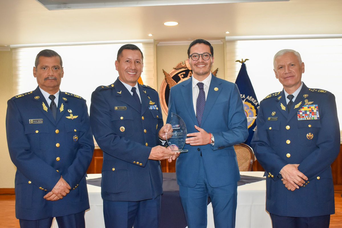Firma del convenio Marco de cooperación entre la Fuerza Aérea Ecuatoriana y la Secretaría de Educación Superior, ciencia, tecnología e innovación (Senescyt).