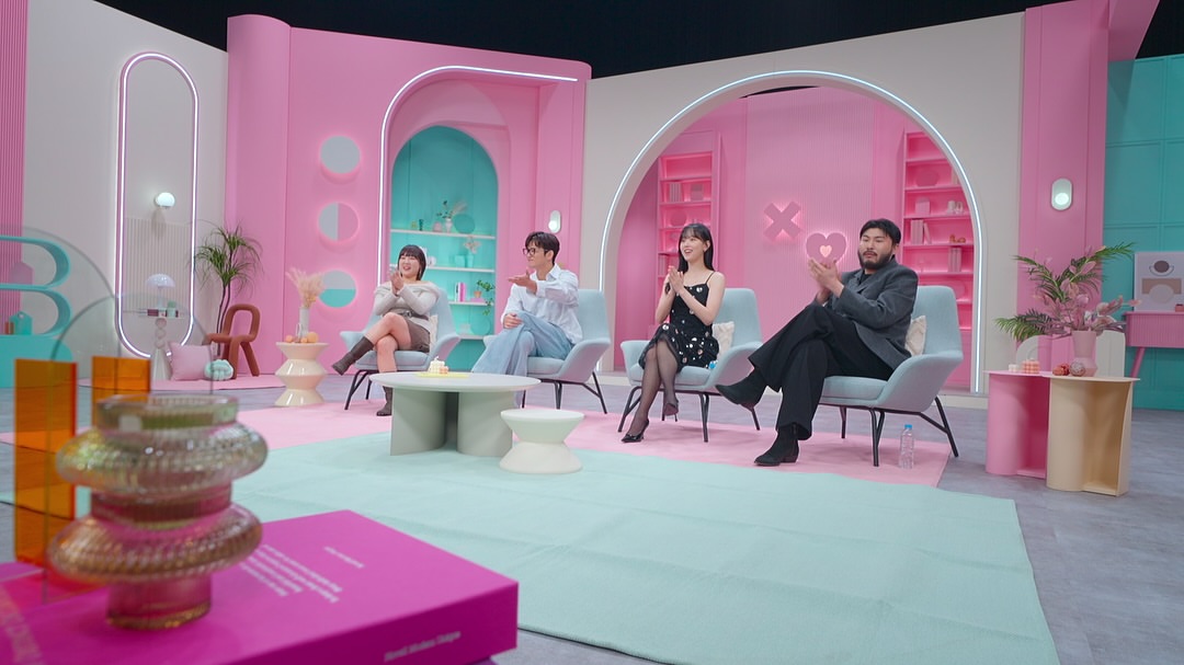 3일 오전 넷플릭스(Netflix)의 새로운 연애 리얼리티 예능 ‘모태솔로지만 연애는 하고싶어’가
제작발표회를 개최한다.
자리에는 조욱형 PD, 김노은 PD, 원승재 PD, 서인국, 강한나, 이은지, 카더가든이 참석한다.