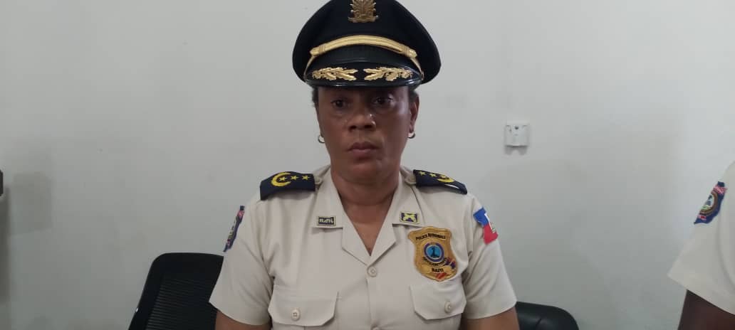 La commissaire divisionnaire Magalie Belneau prend les rênes de la direction départementale de la police du Sud-Est, ce 2 juillet, succédant à Serge Allande Jolicoeur. Une nouvelle dynamique sécuritaire attendue dans la région. #PNH #SudEst #Sécurité #Jacmel