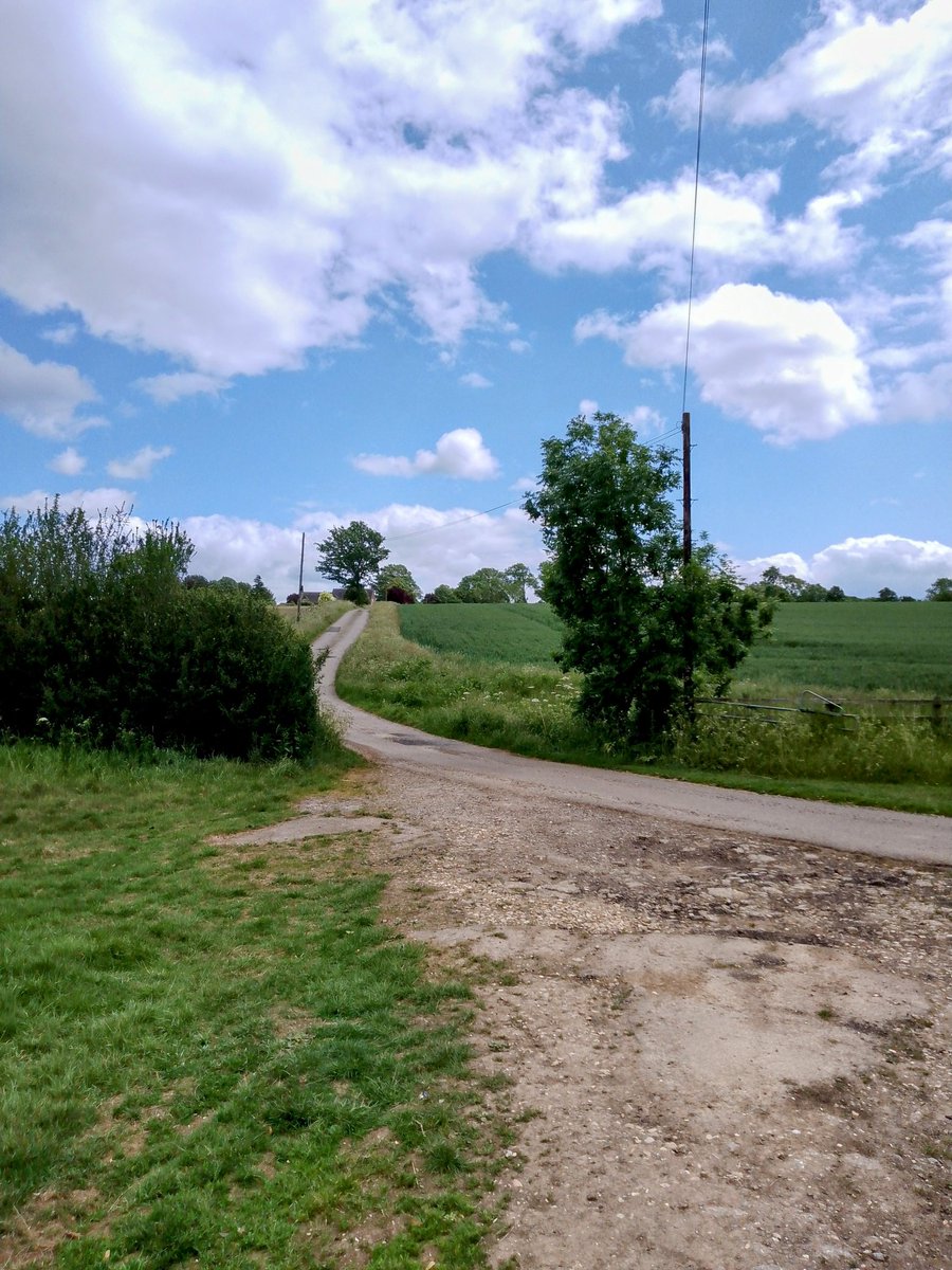 phil0073's tweet photo. Byway of #Kettering2Faxton up to #MillLaneOld .
#PhilOnaBike #clouds #WednesdayWander #FootpathFriday #BywayFriday https://t.co/pEWU2EZ9Ka