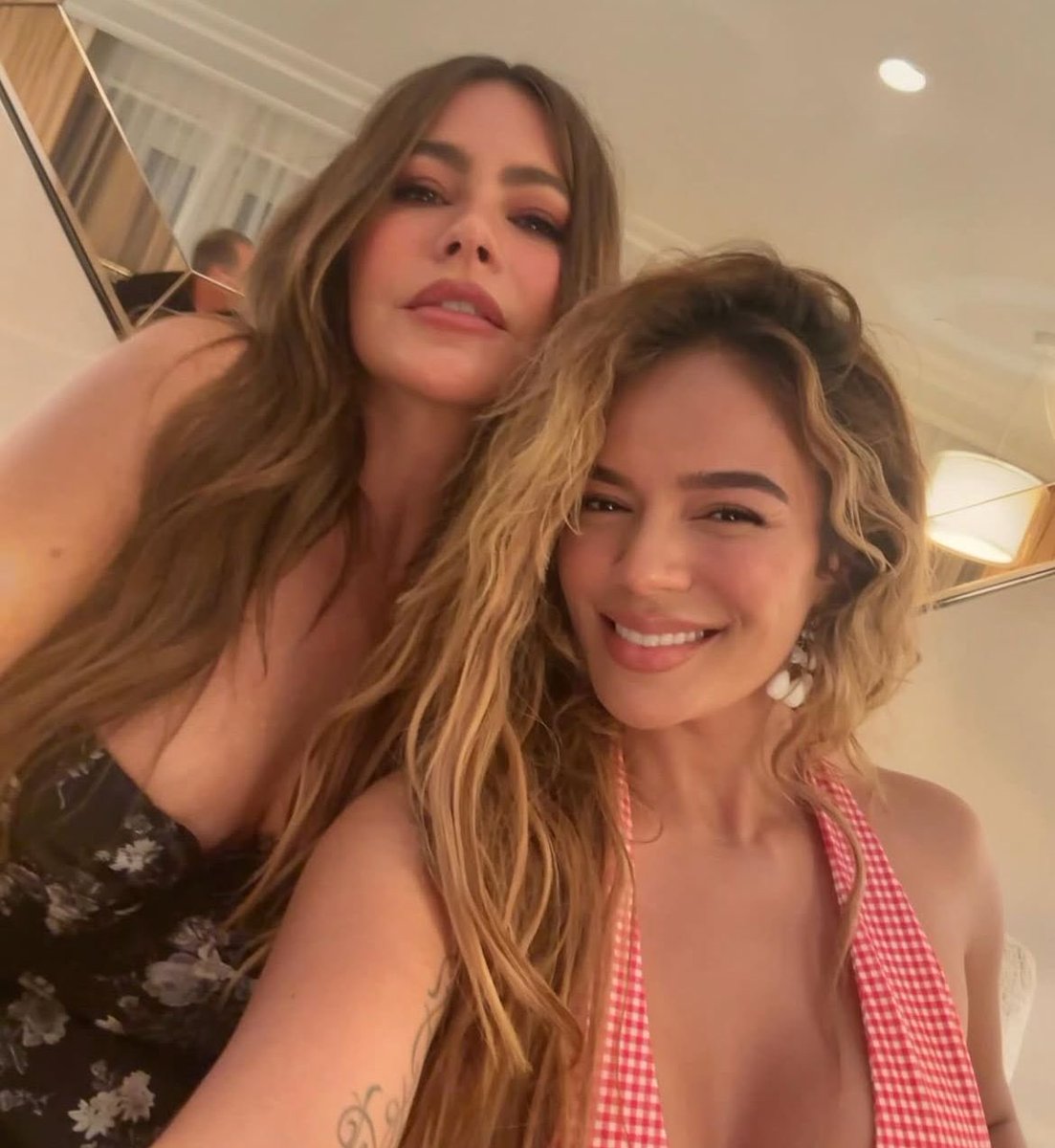 QGdoPOP's tweet photo. Karol G e Sofia Vergara em novas fotos. https://t.co/3PFPFO9HJu