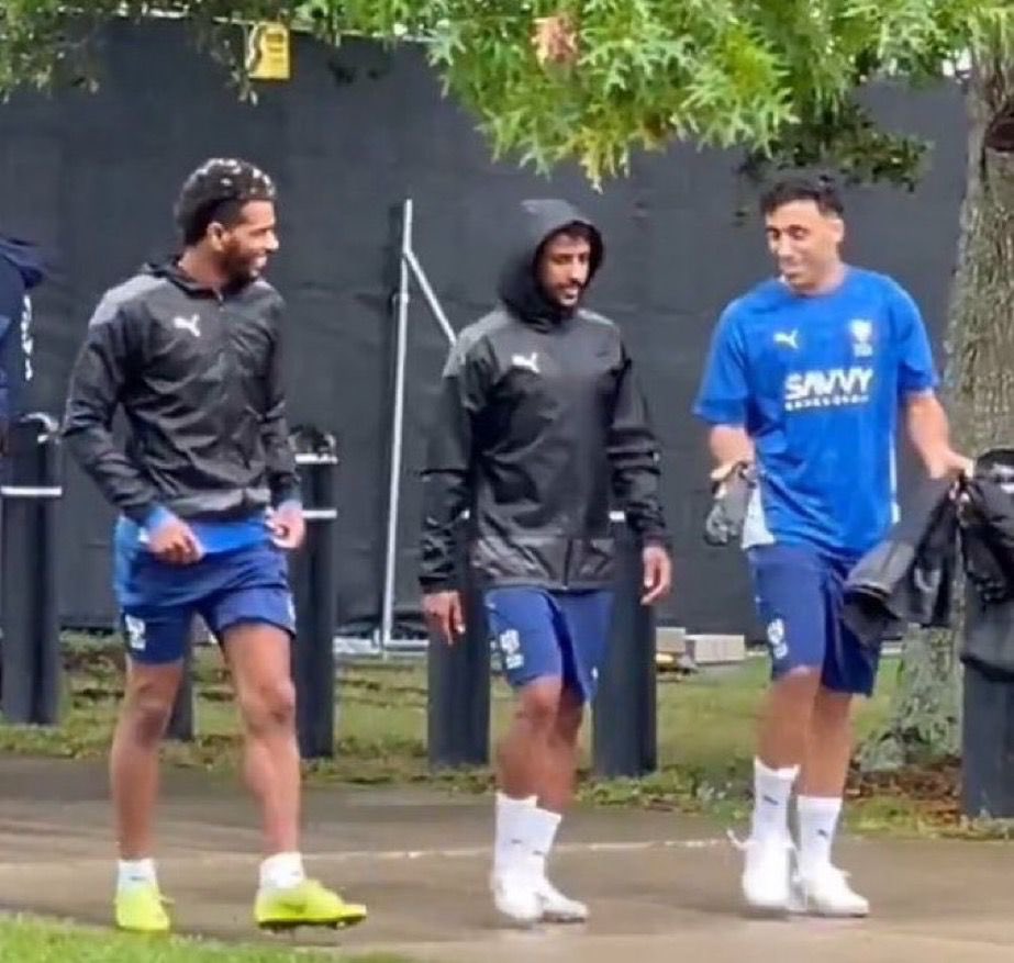 الفيفا يسمح بالتسجيل 

إتحادنا الموقر يمنع 

يعتبرونها ( عدالة ) 

الفيفا يوافق واتحادنا يوافق يعتبرونها ( محاباة ) 

نحن في آخر الزمان 

يعانون من عقدة نقص من الهلال