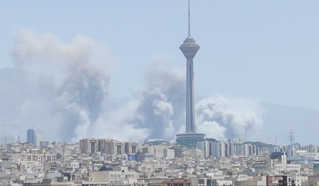 _reyhb_'s tweet photo. clouds?! they are fucking bombs 🕊️
#Tehran https://t.co/Ta0BcsZp2Z