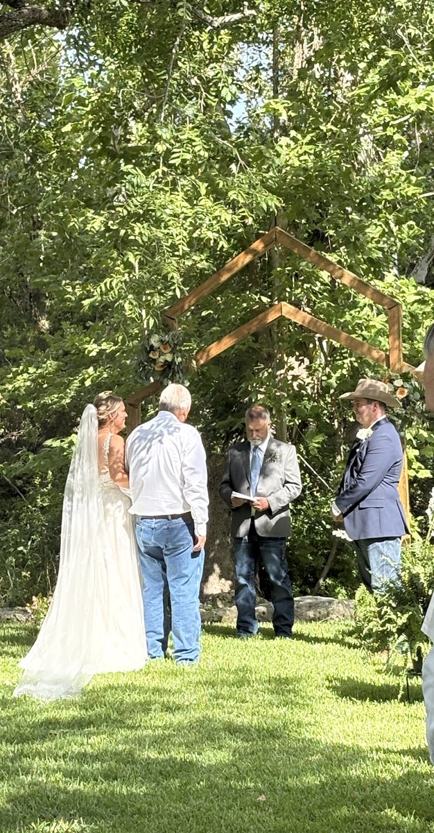 Wishing the newlyweds, Melissa and Daniel, a fantastic first week of marriage and a lifetime of happiness! Coach Hall is now Coach Murray, but still the same fearless leader she’s always been! Congratulations to the Murrays!💍💙