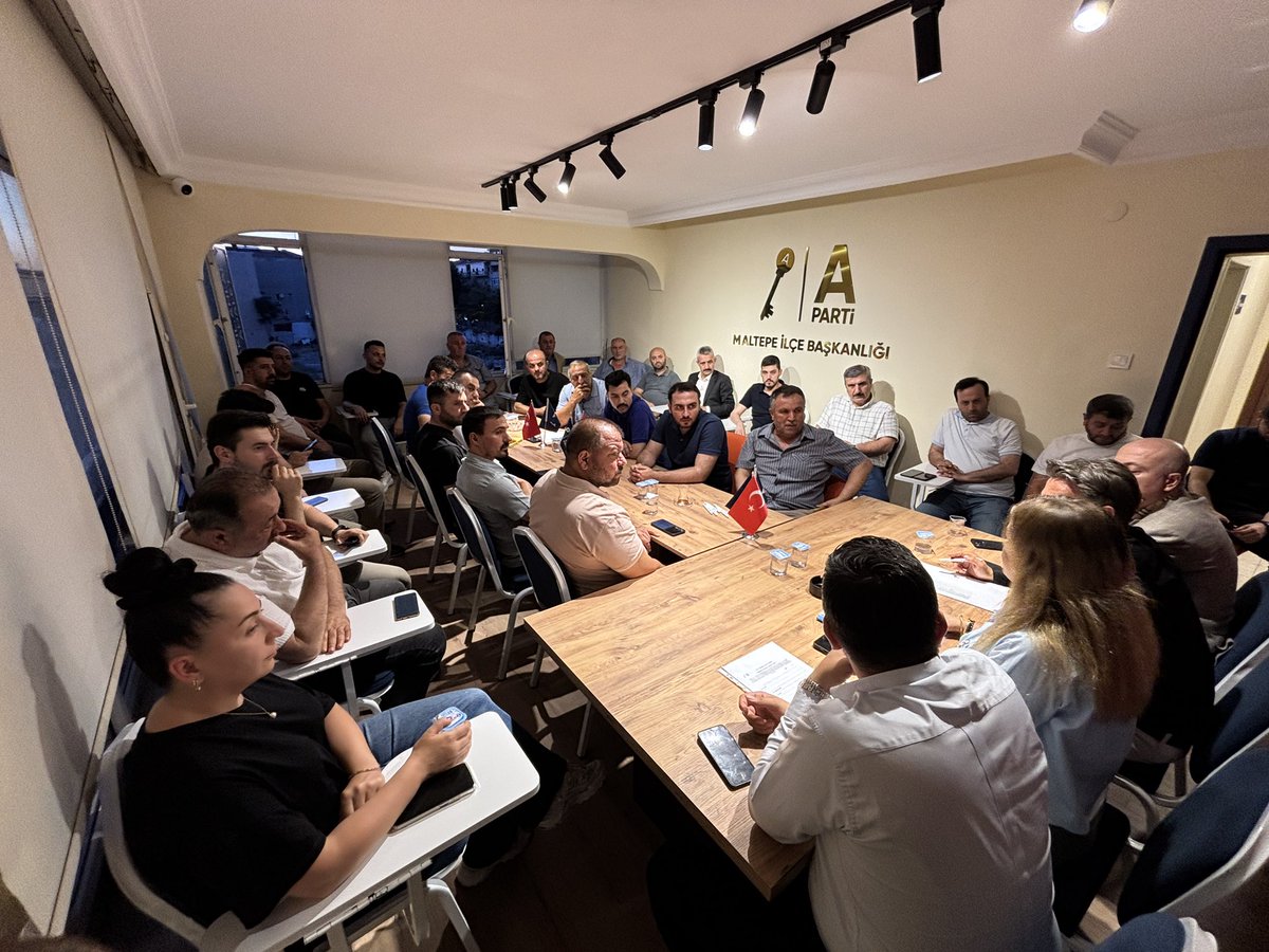Anahtar Parti Maltepe İlçe Başkanlığı’nın olağan yönetim kurulu toplantısı, İlçe Başkanımız Sevim Demir’in riyasetinde gerçekleştirildi.

Resmî kuruluş sonrası yapılan ilk toplantıya, ilçe yönetim kurulu üyelerimizin yanı sıra İstanbul İl Yöneticilerimiz de katılım sağladı.