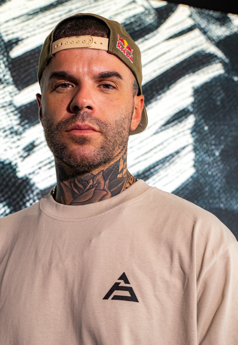 O nosso top model está live. 🤳

📺 twitch.tv/officialfoxcn