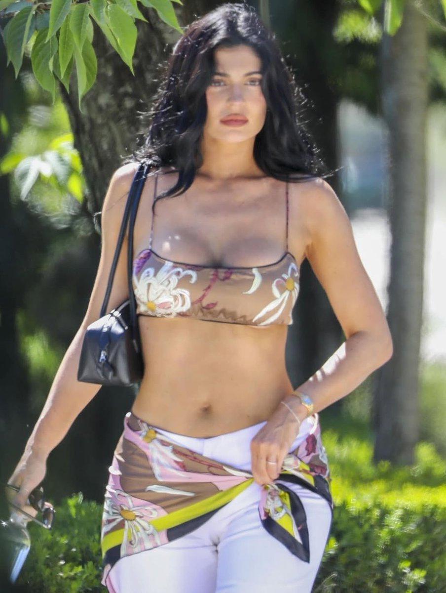 jennersource97's tweet image. Kylie out and about in Tuscany, Italy recently