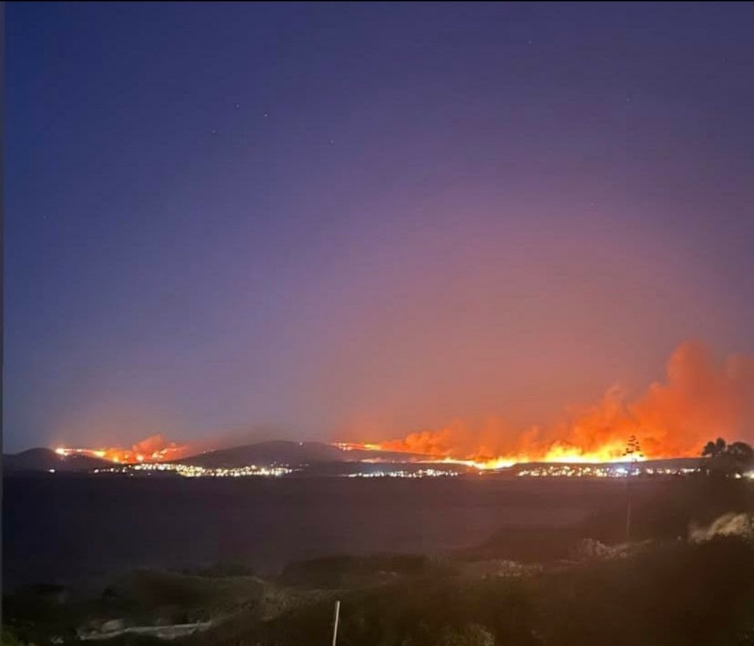 Burak_Kara_Seo's tweet photo. Seferihisar yandı bitti. Orman ağaç kalmadı. Sıra çeşmeye geldi. Bu gidişle 1 hafta içinde Izmir de ağaç namına orman namına bir şey kalmayacak.

Yangınlar yanacak ağaç kalmayıp sadece beton evler ve asfalt yollar kalınca sönecek.

#izmiryanıyor
#cesmeyanıyor https://t.co/dCkK5Ks0ic