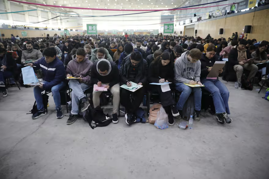 Ayer hubo un megaexamen con 13 mil estudiantes inscriptos para ser residentes. Hoy se enteraron que lo suyo ya no es trabajo: pasan a ser becarios, sin aguinaldo ni aportes. 
Un golpe mortal a la salud pública.
Mañana 10hs vamos todos a Callao y Corrientes. Hay que pelearla.
