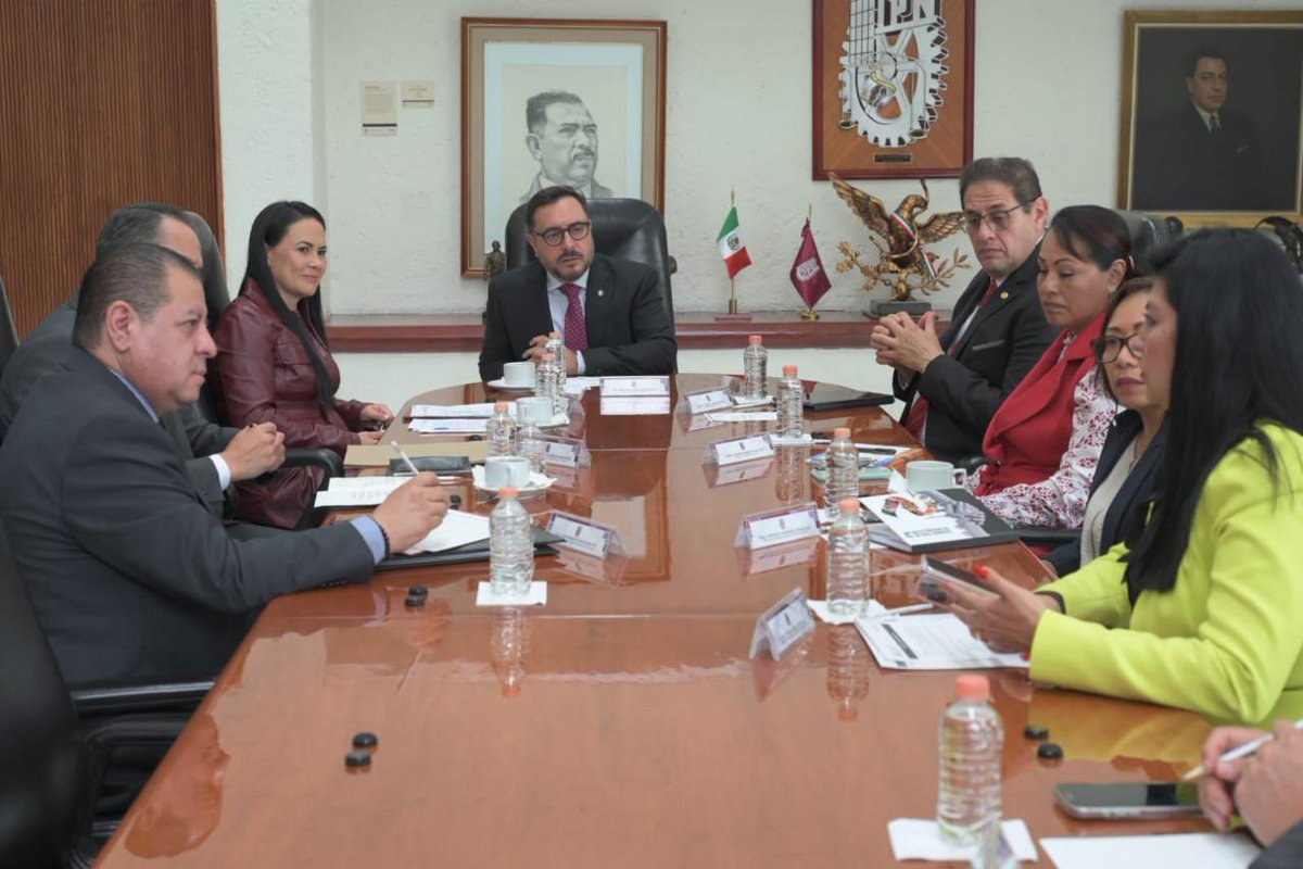 AMEXCID's tweet photo. 📸Agradecemos al @IPN_MX por ser un aliado de la #AMEXCID y sobre todo de México 🇲🇽 y con quienes de manera conjunta generamos soluciones a retos comunes, con especial atención a los problemas que afectan de manera crítica a nuestra región, dijo la directora ejecutiva @AlejandraDMV. 

Este día tuvimos un encuentro 👩🏻‍💻👨🏻‍💻 para robustecer nuestra oferta de cooperación internacional 🫱🏼‍🫲🏽🌐con esta institución educativa emblema de nuestra nación a favor de las y los mexicanos.🇲🇽

“Seguiremos pues acompañando, fortaleciendo e internacionalizando el trabajo de nuestras instituciones de educación superior y centros de investigación, porque creemos que el conocimiento compartido es la base de una región más fuerte, resiliente y justa”, sostuvo la titular de la #AMEXCID.

#CooperarEsCompartir