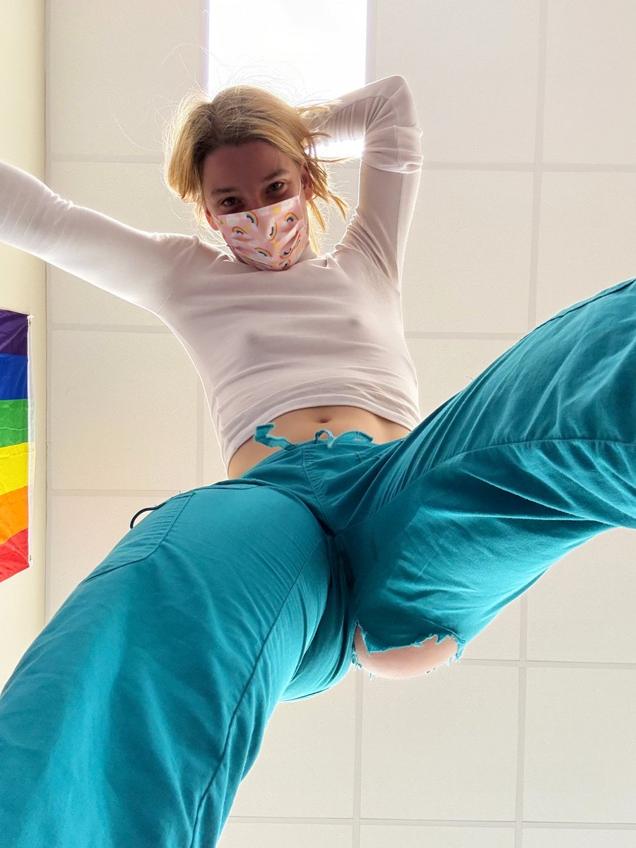 cna_sarah's tweet image. if u stopped scrolling ‘cause of the ripped pants, drop a 💋 and i’ll slide into ur dms... without them