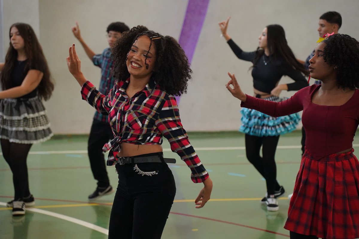 W7MGamingXP's tweet photo. Teve quadrilha animada, a tradicional dança dos pequenos, e um momento emocionante com a turma do Ensino Médio durante o Casamento Caipira, que arrancou risadas e aplausos de todo mundo! 💒❤️ https://t.co/HCOq5NNTGe