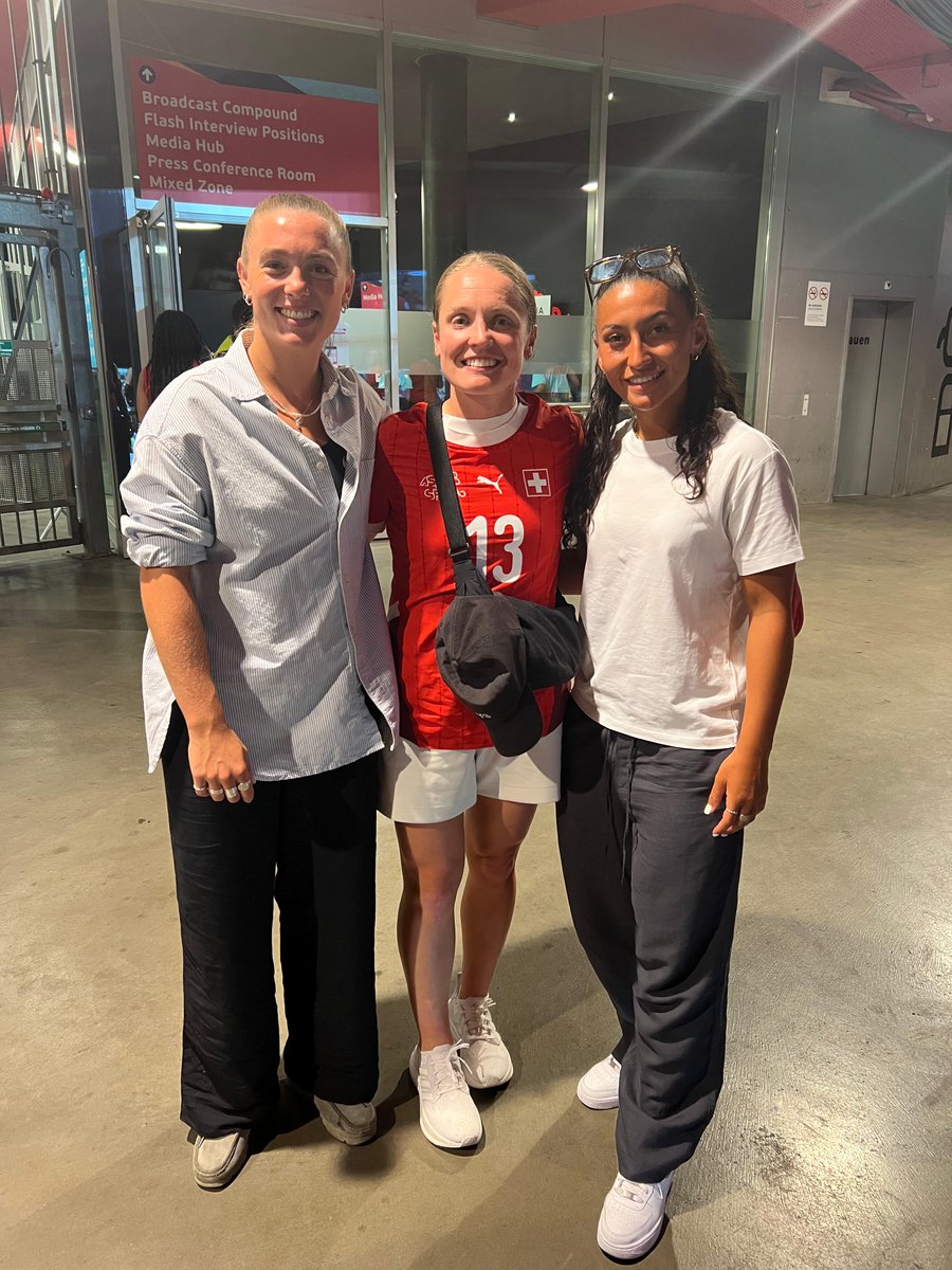 Barclays Women's Super League (@barclayswsl) on Twitter photo Miri 🤝 Kim 🤝 Maz 
#BarclaysWSL stars reunited at #WEURO2025 🇨🇭 
(And yes, that’s Kim repping a Lia Wälti shirt 🥹) Miri 🤝 Kim 🤝 Maz 
#BarclaysWSL stars reunited at #WEURO2025 🇨🇭 
(And yes, that’s Kim repping a Lia Wälti shirt 🥹)