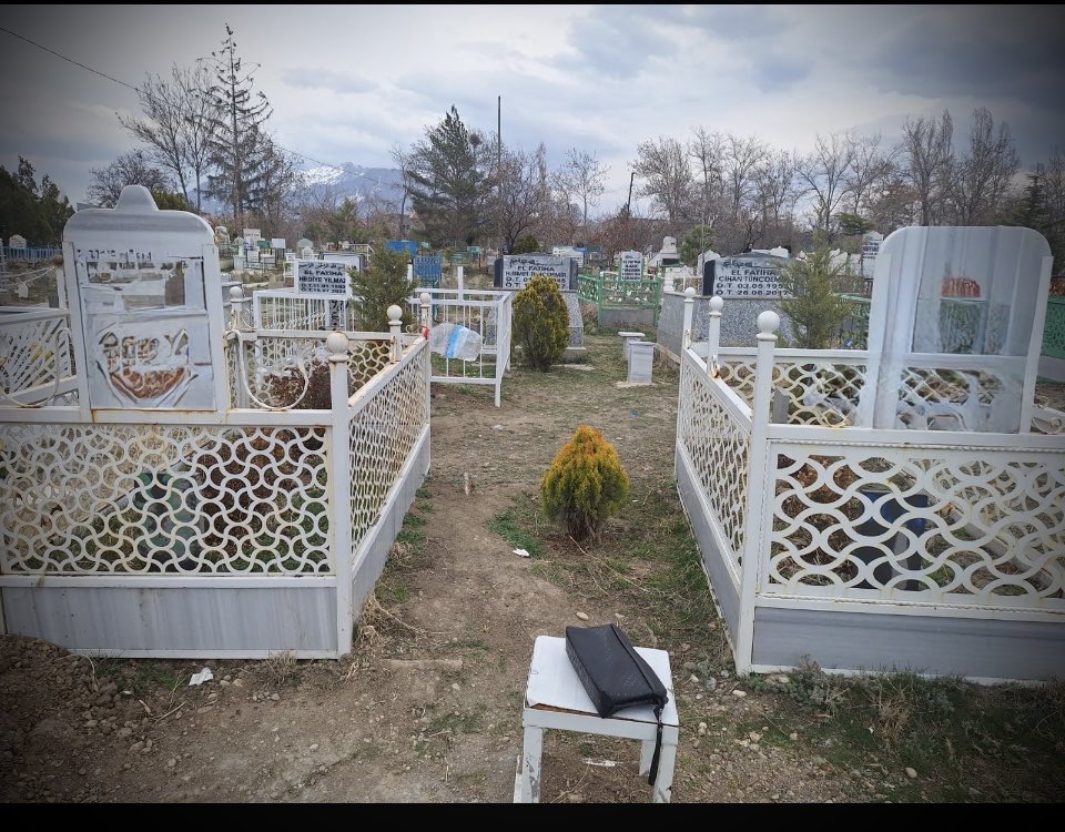 "Vaktinden önce gider mi insan ?.
Gidiyorlar iste !.
Duvarda hirkalari, cebinde fotograflari, Rrevdligi türküleri evdeki yerini....
Herseyi dagitip gidiyorlar hem de ..
"Gidiyorum" bile diyemeden....)

#özlem