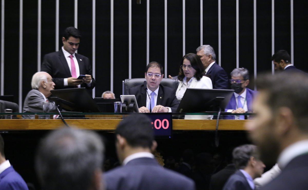 tvcamara's tweet image. #AOVIVO | Deputados debatem projeto que endurece as regras para progressão de pena em casos de homicídio contra autoridade ou agente, integrantes do sistema prisional e da Força Nacional de Segurança Pública.

👉Veja: youtu.be/bCOxSP87EtI

#SegurançaPública #ExecuçãoPenal