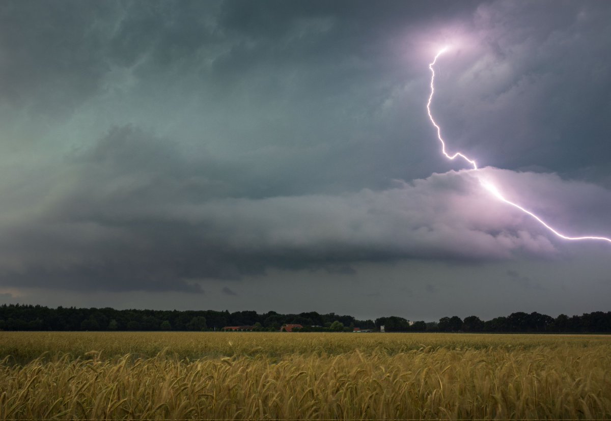 Het onweer van vanavond net over de grens bij Emmen #onweer #stormchase #fotografie 📷⚡️