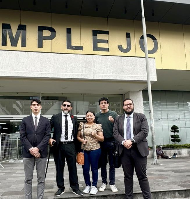 Drwandradee's tweet photo. JUSTICIA REAL|| Conseguirla para los humildes y que con lágrimas de emoción te agradezcan, no tiene precio y es la mejor satisfacción que como abogados podemos recibir. 
📍Hoy conseguimos que el tribunal de garantías penales ratifique el estado de inocencia de nuestra cliente, coincidencialmente en el día de su cumpleaños. 

✍️Diana Solórzano, había sido involucrada injustamente en el proceso penal No 17295202100009 y luego de más de 4 años de calvario judicial, en que no había recibido defensa técnica adecuada, por fin conseguimos justicia en forma definitiva para ella. 
Con mi equipo de trabajo para este caso, nos hicimos cargo del patrocinio ya bien avanzada la audiencia de juicio. Nos tocó un duro trabajo y con alto riesgo al prestigio profesional, pero tomamos el caso porque Diana es inocente. 

A nuestra cliente gracias  por dispensarnos con su confianza y a mi equipo de trabajo por su colaboración y esfuerzo.

Nota: Fiscal y jueces del tribunal excelente actuación. Hay esperanza! 

Somos Andrade & Escobar Abogados:

✍️ “Estrategia con movimientos rectos”.💪🏼
