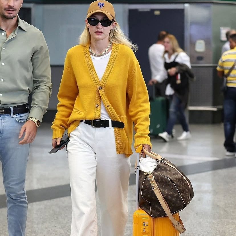 RPTMZNews's tweet photo. 𝗡𝗲𝗳𝗲𝗿𝘁𝗮𝗿𝘆 𝗔𝗸𝘀𝗼𝘆 (@NefertaryDyath) arriving at the Milan airport for the @RPFashionWeeks during the #MFWRP https://t.co/Op1uIMTOUE