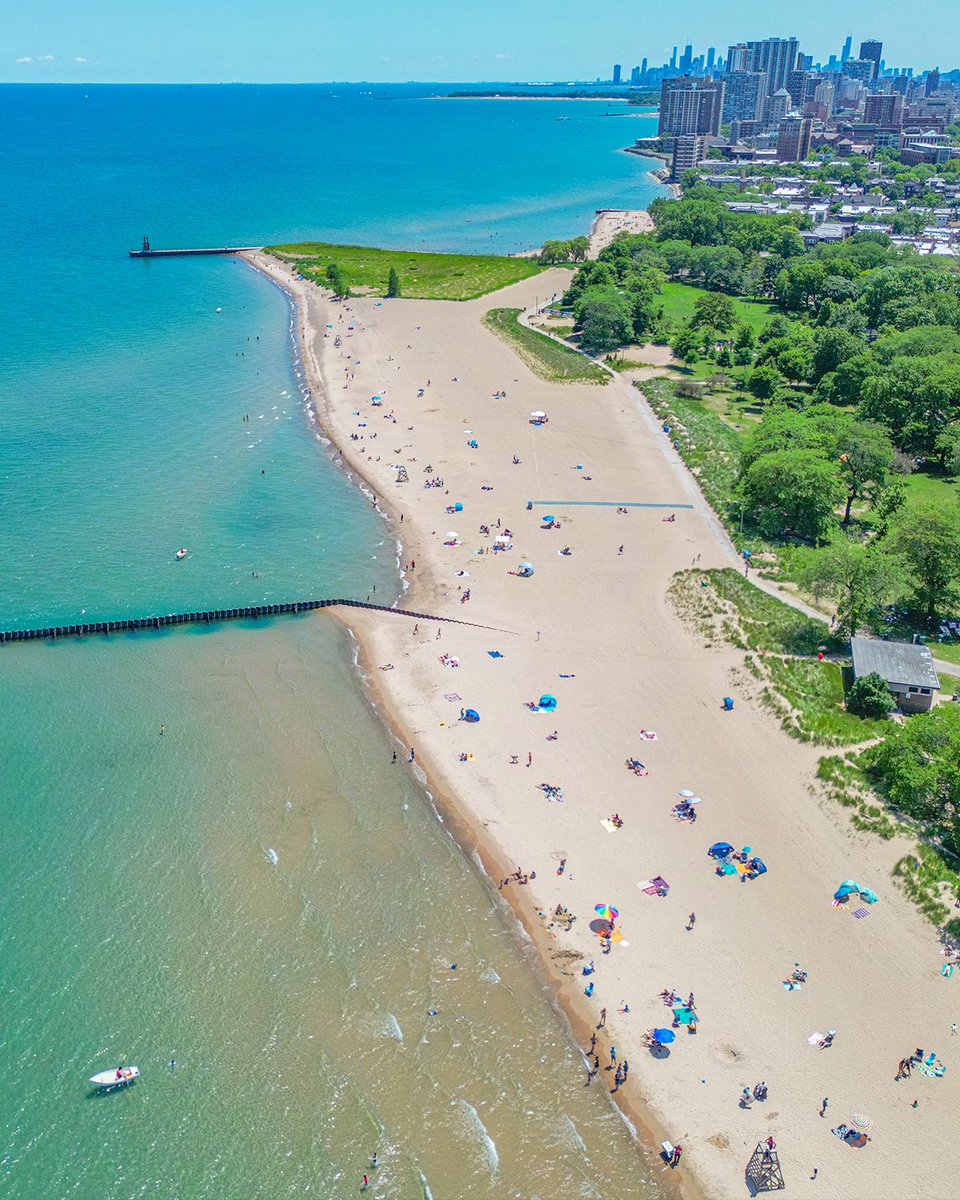 From busy Sheridan to quiet blocks to the lake—Chicago in a few steps. Real summer, real neighborhoods. More scenes all season.