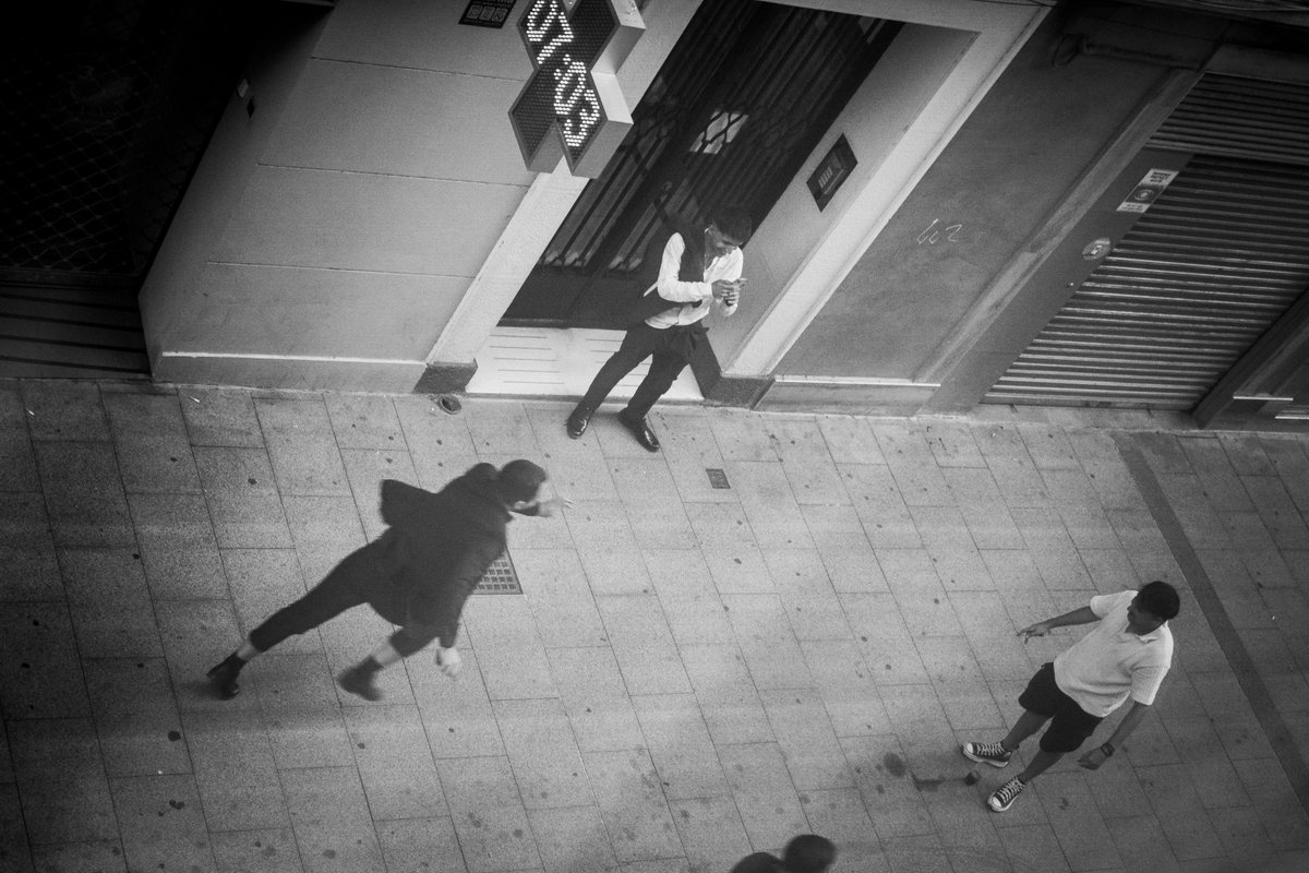 JMDoradoFaces's tweet photo. photofinish #Zaragoza #streetphotography #documentaryphotography #streetscene #cityscene #blackandwhitephotography #bnwphotography #blackandwhitephoto #monochromephotography #shotfromthehip #grainisgood #arebureboke #bnw_instantcatcher #streetlife #citylife #highangle #bnwcapture https://t.co/mZAbtVdHpu
