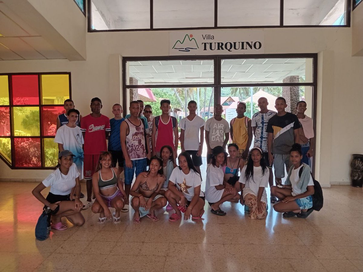 EjrcitoOrienta1's tweet photo. ‼️YA VIENE EL VERANO ‼️
Camilitos santiagueros destacados en el cumplimiento de actividades durante el curso escolar, disfrutaron de una jornada de esparcimiento en Villa Turquino.
Muchas felicidades!!!
El verano ya se siente y nuestra juventud está preparada.
#Cuba https://t.co/rV0EKvsnK5