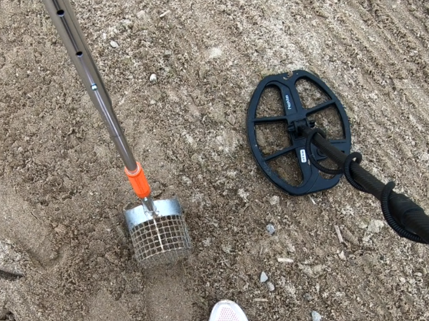 I made a terrible choice of sand scoop for my vacation (RTG 5″ Supreme Beach Sifter) small head, took forever to scoop out sand &amp; locate my target. I need a new larger scoop
#beachdetecting #beachmetaldetecting #beachhunter #treasurehunting #metaldetecting #noktascore #hamont