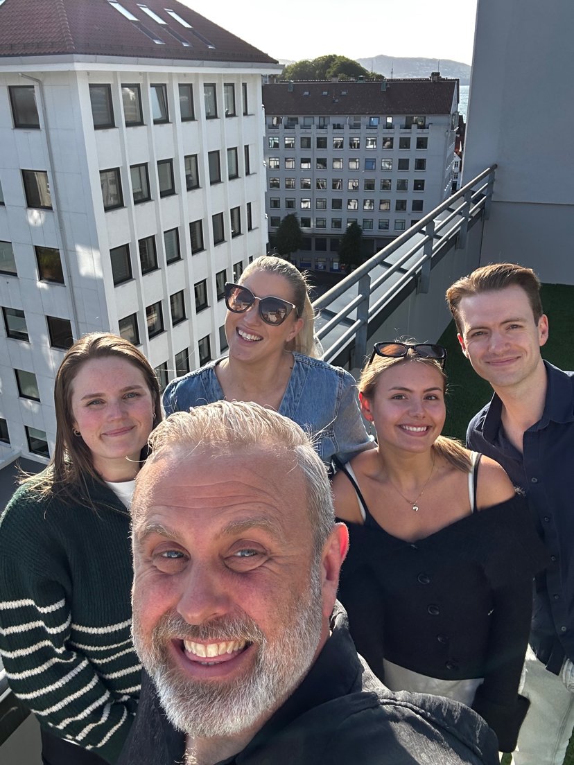 Feiret yngstemann sin Master. 

Skjønningene spiste godt til ære for Julie, og perfekt anledning for noe jeg har holdt hemmelig for søstrene mange år. De fikk begge fint arvegods med en usedvanlig nydelig, sterk historie med god energi fra fordums slekt. Slikt elsker jeg. 

Kos❤️