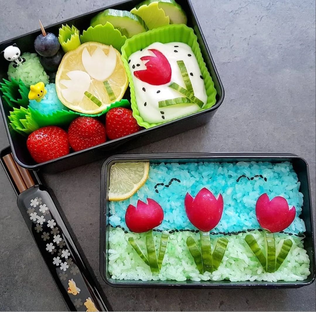 teukoapp's tweet image. Let your lunch bloom! Slice radishes into delicate tulip shapes and place them on a bed of greens or rice. This edible flower garden is as cheerful as it is crunchy!
👉 Get step-by-step ideas from the Teuko community and make every lunch an opportunity to share creativity.
