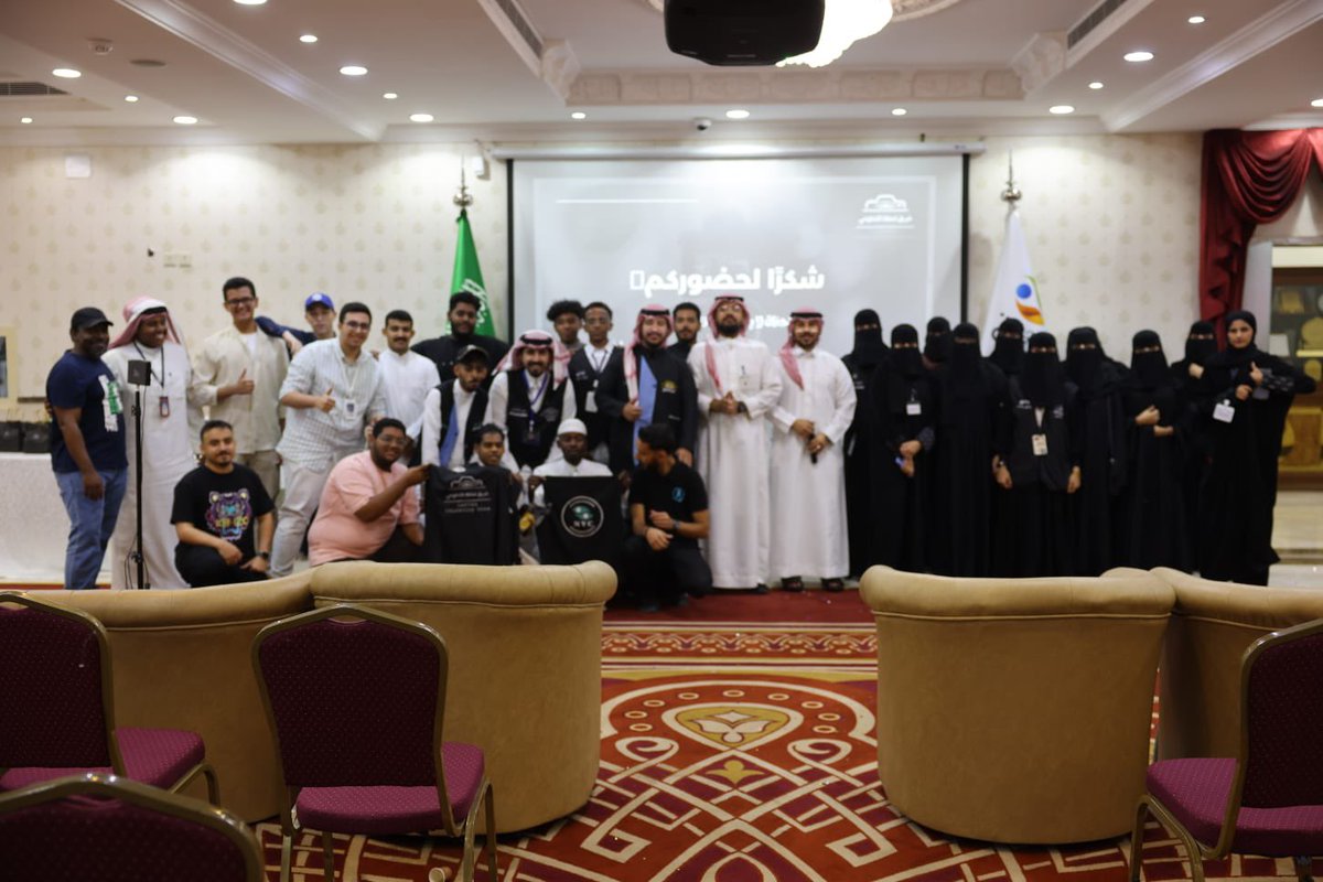 سعدت اليوم بحضوري ومشاركتي في حفل تدشين فريق لحظة التطوعي، وقدمت خلاله فقرة عن أساسيات التصميم باستخدام كانفا، تناولت فيها طرق صناعة تصاميم مؤثرة، وكيفية ابتكار الترندات واستخراج الأفكار الإبداعية لخدمة العمل التطوعي.

التطوع ليس فقط عطاء ميداني، بل أيضًا عطاء فكري وإبداعي ✨